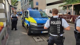 Polizisten in der Akademiestraße vor einem Tapasrestaurant