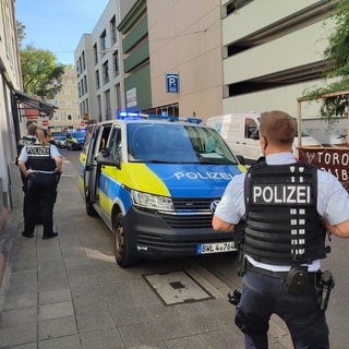 Polizisten in der Akademiestraße vor einem Tapasrestaurant