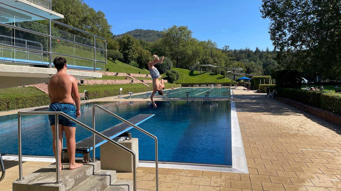 Zwei Jungs am Sprungturm im Freibad Hardbergbad in Baden-Baden