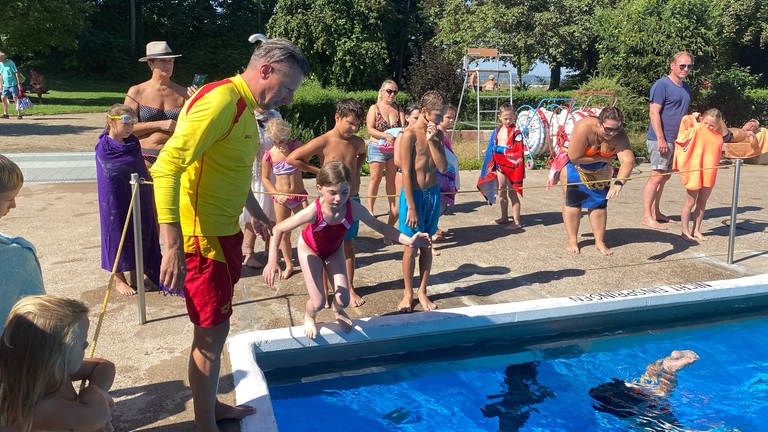 Schwimmen lernen - die DLRG organisiert einen Schwimmkurs für Kinder im Wartbergbad in Pforzheim