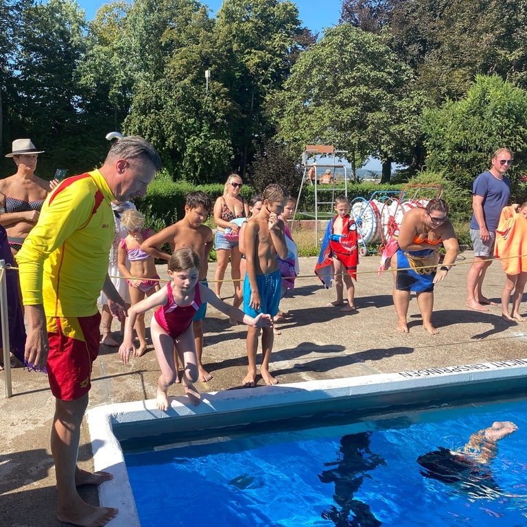 Schwimmen lernen - die DLRG organisiert einen Schwimmkurs für Kinder im Wartbergbad in Pforzheim