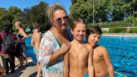 Schwimmkurs für Kinder im Wartbergbad in Pforzheim - eine Frau steht mit zwei Jungs am Beckenrand