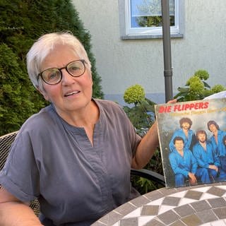 Sigrid Ritter aus Maulbronn ist ehemalige Texterin der Flippers, sie zeigt eine Platter der Flippers in die Kamera