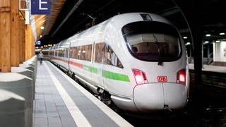 ICE verlässt den Karlsruher Hauptbahnhof
