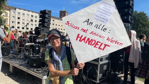 82 Jahre alte Teilnehmerin der Karlsruher Klimaschutzdemonstration von Friday for Future mit Plakat 