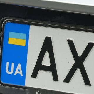 Ein ukrainisches Kennzeichen von einem Auto. Einem ehemaligen Stadtrat der AfD aus Baden-Baden wird vorgeworfen, mindestens auf zwei Autos mit ukrainischem Kennzeichen Hakenkreuze gemalt zu haben. 