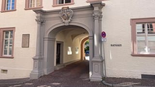 Der Eingang zum Rathaus in Baden-Baden. Hier entscheidet der Gemeinderat über des ehemaligen Stadtrats der AfD.
