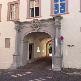 Der Eingang zum Rathaus in Baden-Baden. Hier entscheidet der Gemeinderat über des ehemaligen Stadtrats der AfD.