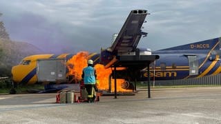 Übung der Feuerwehr am Flughafen KarlsruheBaden-Baden