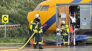 Passagiere werden bei Übung aus Flugzeug geholt