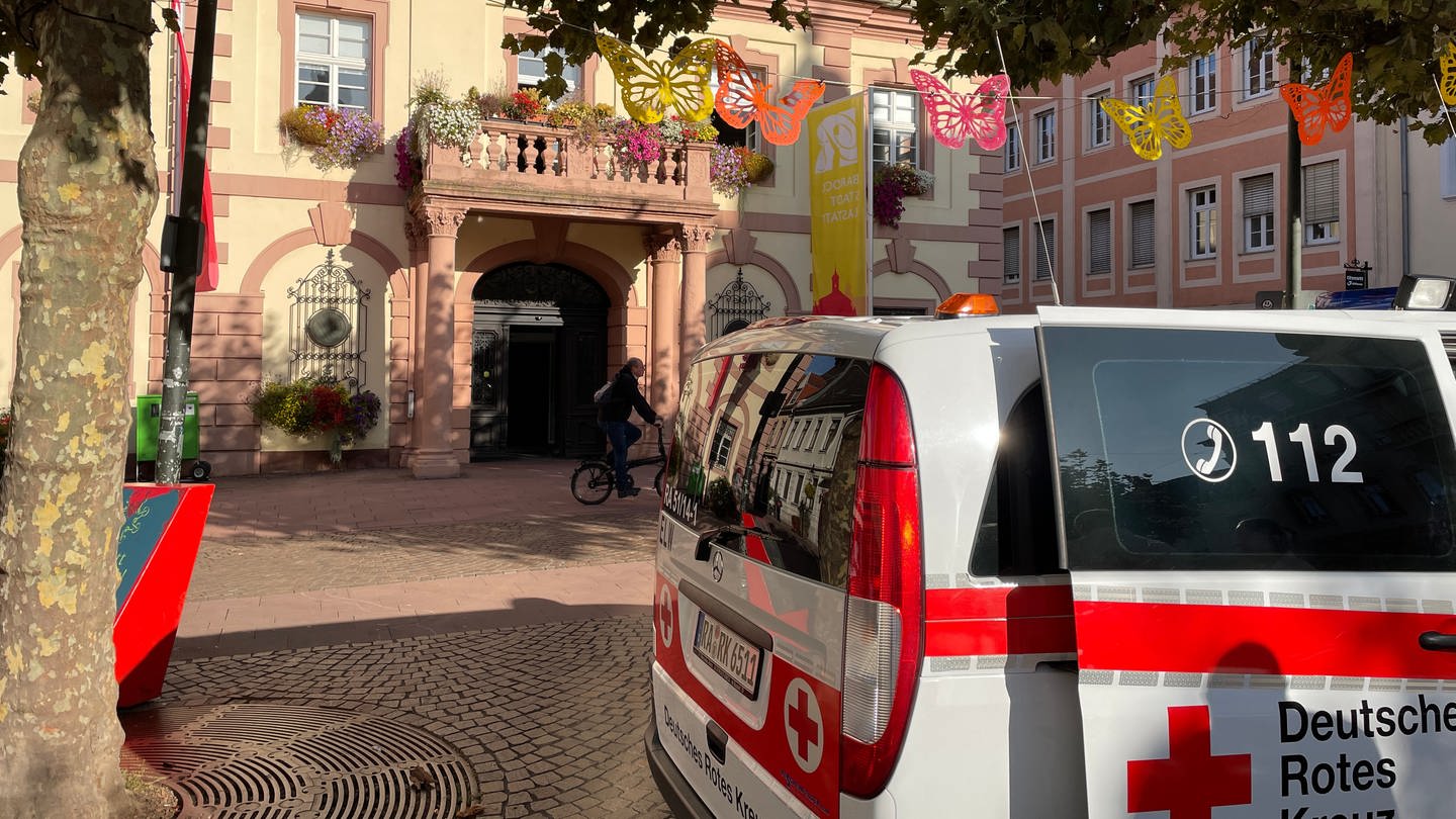 In Rastatt gibt es einen Stromausfall. Auf dem Marktplatz gab es vor dem Rathaus eine Anlaufstelle für den Notfall.
