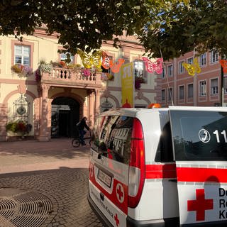 In Rastatt gibt es einen Stromausfall. Auf dem Marktplatz gab es vor dem Rathaus eine Anlaufstelle für den Notfall.