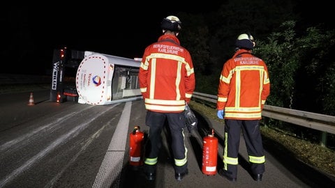 Tanklaster umgekippt in Karlsruhe