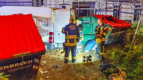 Brennendes Baumaterial im Stadtteil Wolfartsweier löste einen weiteren Feuerwehreinsatz aus.