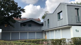 Auf den Dächern von Garagen in Karlsruhe sind Wohnungen gebaut