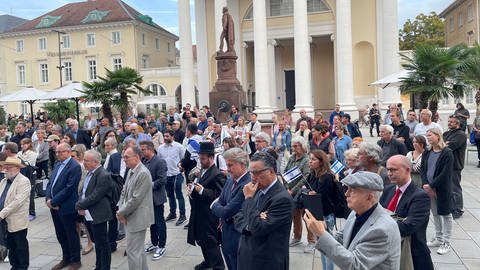Rund 200 Menschen haben sich in Karlsruhe am Montag an der Solidaritätskundgebung für Israel beteiligt