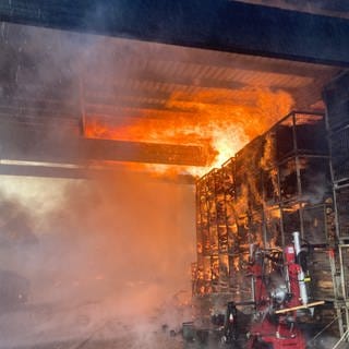 Zwei Lagerhallen sind am Dienstag in Keltern-Weiler in Brand geraten