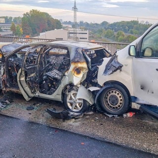 Ausgebranntes Auto nach Unfall auf A5 bei Karlsruhe