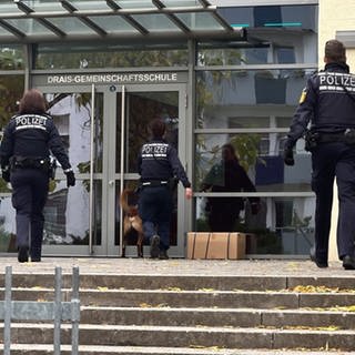 Die Polizei durchsucht die abgesperrte Drais-Gemeinschaftsschule in Karlsruhe.