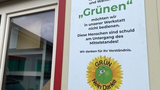 Am Handwerksbetrieb von Fensterbau Jourdan aus Althengstett im Kreis Calw hängt ein Schild mit der Aufschrift "Symphatisanten und Wähler der Grünen möchten wir in unserer Werkstatt nicht bedienen".