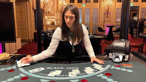Die Croupiers müssen bei der Dealer Championship im Casino Baden-Baden geschickt mit den Karten umgehen und den Spielüberblick behalten.