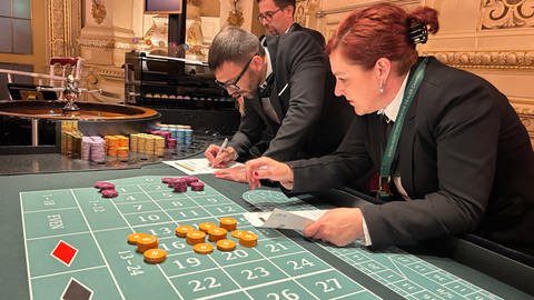 Bei der Dealer Championship BW im Casino Baden-Baden müssen die Croupiers zeigen, wie schnell sie den Betrag der Chips zusammenrechnen können. 