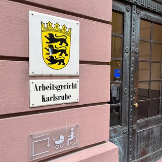 Arbeitsgericht in Karlsruhe erklärt die Kündigung zweier Mitarbeiter durch dm für unwirksam