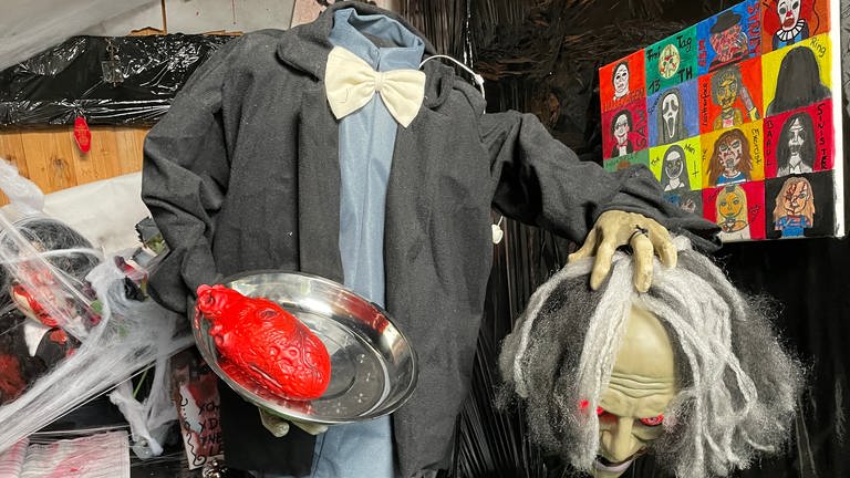 Gruselige Figuren gibt es im Horrorhaus in Graben-Neudorf jede Menge - wie zum Beispiel den kopflosen Butler.