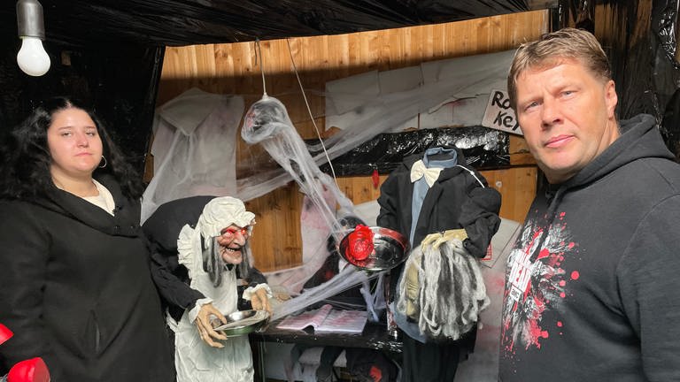 Guseln an Halloween: Familie Hüttner aus Graben-Neudorf gestaltet die Figuren für ihr "Nightmare Hotel" mit viel Kunstblut
