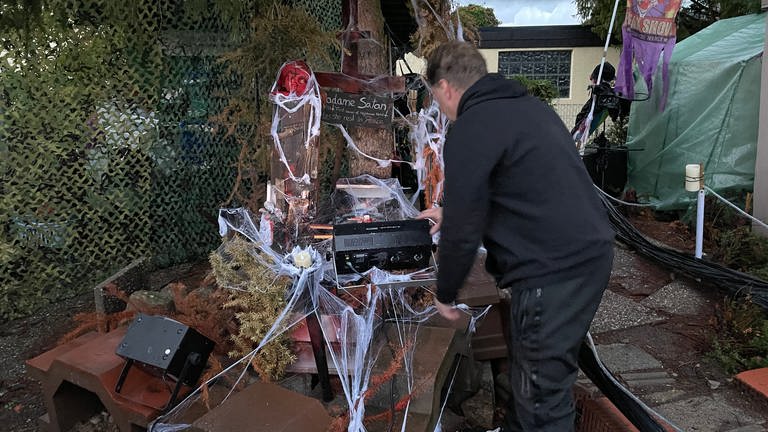 Klaus Hüttner aus Graben-Neudorf gestaltet das "Nightmare Hotel" für Halloween besonders gruselig - das Grab im Garten ist überzogen mit künstlichen Spinnweben