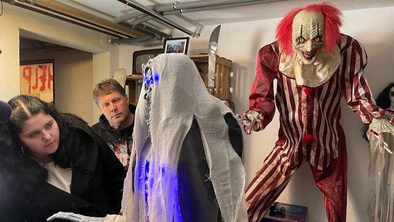 Gruseln an Halloween: Die Figuren für das Horrorhaus in Graben-Neudorf hortet Familie Hüttner im Keller.