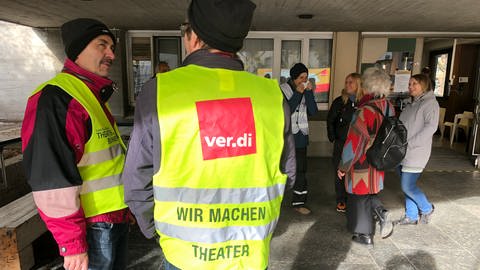 Mitarbeiter am Badischen Staatsthaeter in Karlsruhe streiken