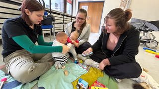 Melissa, Theresia und Laura lernen viel über Babys im Kurs "Fit fürs Babysitten" vom Deutschen Roten Kreuz in Pforzheim