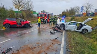 Zwei Unfallfahrzeuge auf der B35 bei Illingen