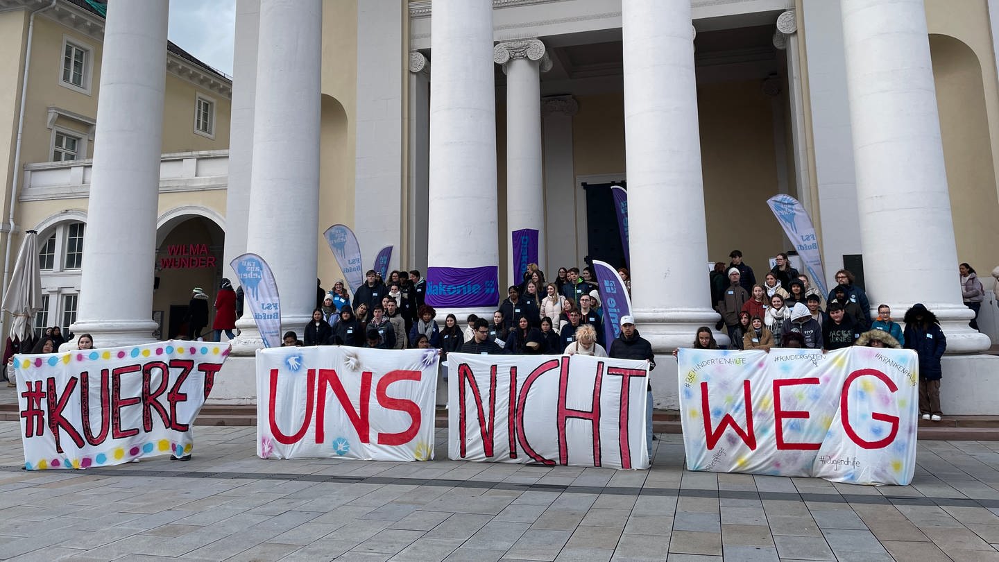 Kürzungen der Bundesregierung geplant: Demonstration für den Erhalt des Freiwilligendienstes in Karlsruhe