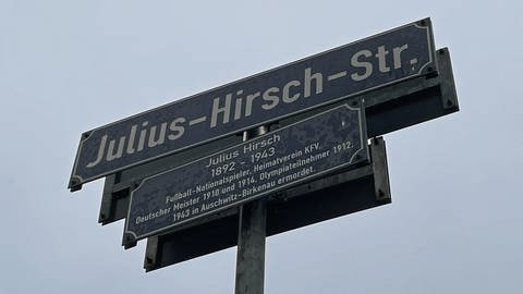 Die Julius-Hirsch-Straße in der Nordweststadt von Karlsruhe neben dem ehemaligen Gelände des Karlsruher FV