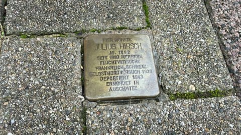 Der Stolperstein vor dem ehemaligen Wohnhaus des Fußballnationalspielers Julius Hirsch aus Karlsruhe im Stadtteil Weiherfeld