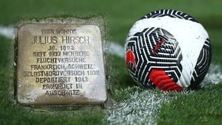 Collage aus Stolperstein von Julius Hirsch aus Karlsruhe und einem Fußball auf einem Spielfeld