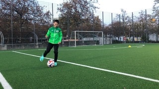 Der 13-Jährige Simon aus Karlsruhe auf dem Sportplatz beim Fußball. Der Sport hilft ihm bei der Krankheit Diabetes.