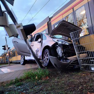 In Karlsruhe ist bei einem Unfall mit einer Straßenbahn ein Auto eingequetscht worden.