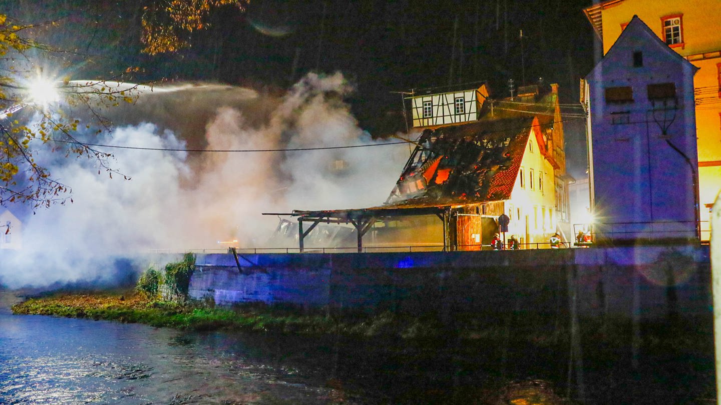 Großbrand in Neuenbürg im Enzkreis: Feuerwehr löscht ein Feuer, das in einer Scheune und einem Industriegebäude ausgebrochen ist