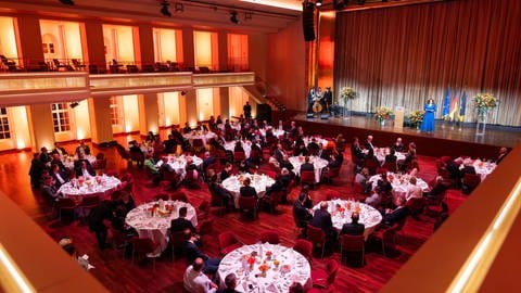 Die Teilnehmer des Festakts zum 75-jährigen Bestehen der Bauministerkonferenz (BMK) sitzen im Kurhaus von Baden-Baden. 