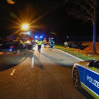 Vier Schwerverletzte bei Frontalzusammenstoß auf der B294 bei Neuenbürg. Ein Wagen steckt in der Böschung, ein anderer total zerstört im Frontbereich auf der Straße. Rettungskräfte im Scheinwerferlicht.