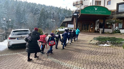 Drittklässler aus Unterreichenbach lernen im Hotelpool schwimmen