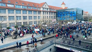 Draufsicht auf die Versammlung der Querdenker Demonstration auf dem Platz der Menschenrechte vor dem ZKM in Karlsruhe
