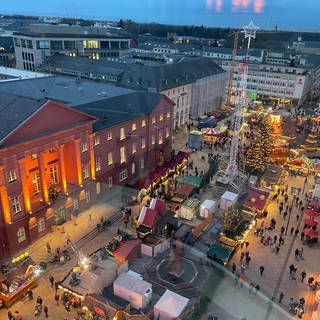 Auf dem Karlsruher Weihnachtsmarkt zahlen Besucherinnen und Besucher zwischen 3,50 Euro und fünf Euro für eine Bratwurst