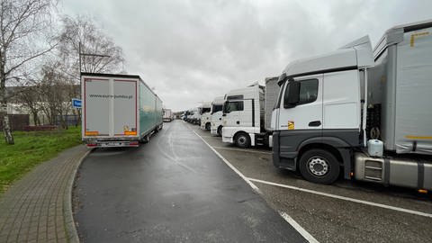 Weihnachten im Lkw: Die Feiertage müssen viele Fahrer auf der Raststätte in Bruchsal an der A5 verbringen.