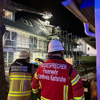 In Rheinstetten (Kreis Karlsruhe) hat der Dachstuhl eines Neubaus ein Feuer ausgebrochen. Bereits in den vergangenen Tagen hatte es in Rheinstetten zweimal gebrannt.