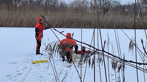 Die Feuerwehr in Baden-Baden nutzt das dünne Eis zum Training für den Ernstfall