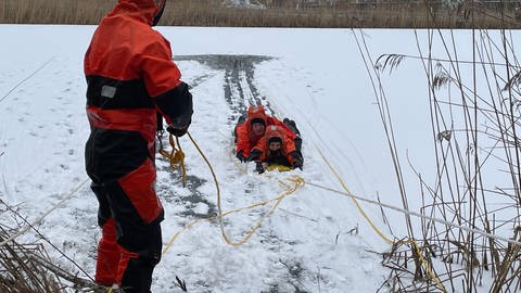 Die Feuerwehr in Baden-Baden nutzt das dünne Eis zum Training für den Ernstfall
